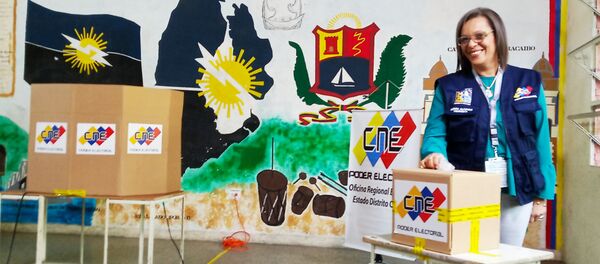 Indira Alfonso, presidenta del Consejo Nacional Electoral, ejerciendo su voto - Sputnik Mundo