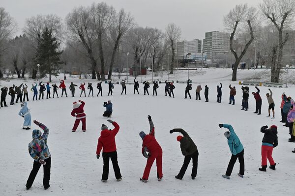 Los nadadores de invierno de toda la región asistieron a la fiesta. El Papá Noel ruso, Ded Moroz, y su nieta Snegúrochka (la Doncella de Nieve) se convirtieron en los anfitriones del evento. - Sputnik Mundo