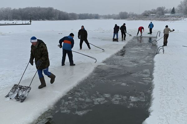 La natación de hielo goza de gran popularidad no solo en Rusia, donde el invierno puede durar hasta medio año en algunas regiones, sino también en otros países del hemisferio norte. Mientras que en Rusia, los aficionados a la natación de hielo se llaman a sí mismos 'morsas', en Finlandia son conocidos como 'focas', y en EEUU y Canadá, como 'osos blancos'. - Sputnik Mundo