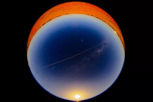 Anteriormente, la sonda regresó con éxito a la Tierra. En la foto: una imagen de la bola de fuego formada por la cápsula con subsuelo del asteroide Ryugu durante su entrada en la atmósfera terrestre. Anteriormente, la sonda regresó con éxito a la Tierra. En la foto: una imagen de la bola de fuego formada por la cápsula con subsuelo del asteroide Ryugu durante su entrada en la atmósfera terrestre. - Sputnik Mundo
