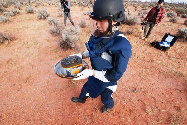 El sábado 5 de diciembre los científicos descubrieron en el desierto, localizado en la parte sur de Australia, la cápsula con el subsuelo de la superficie del asteroide Ryugu, que fue arrojada por la sonda espacial japonesa Hayabusa 2. - Sputnik Mundo