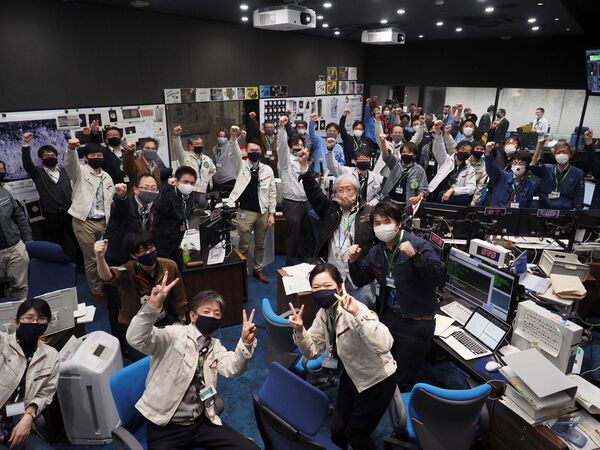 Los científicos califican los asteroides de los bloques de construcción que se quedaron en el espacio tras la formación del sistema solar. En la foto: los científicos japoneses en el centro de gestión de vuelos de la Agencia Japonesa de Exploración Aeroespacial (JAXA) en Sagamihara, prefectura de Kanagawa, en el momento de la separación de la cápsula de la sonda espacial Hayabusa 2. - Sputnik Mundo