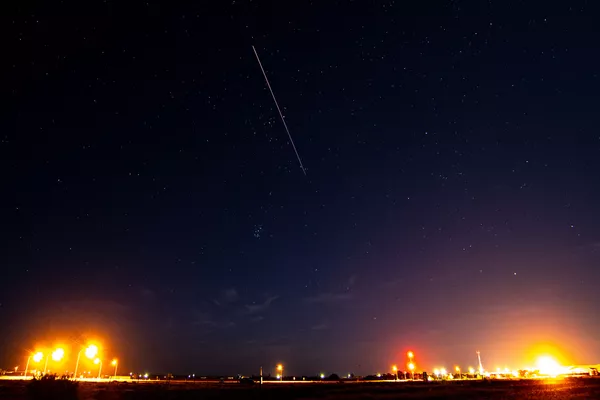 Según una de las hipótesis, el agua fue traída a nuestro planeta por los asteroides glaciales y las cometas que cayeron sobre la Tierra durante mucho tiempo. En la foto: la vuelta a la Tierra de la cápsula con subsuelo del asteroide Ryugu. Según una de las hipótesis, el agua fue traída a nuestro planeta por los asteroides glaciales y las cometas que cayeron sobre la Tierra durante mucho tiempo. En la foto: la vuelta a la Tierra de la cápsula con subsuelo del asteroide Ryugu. - Sputnik Mundo