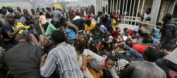 Los vecinos desesperados por una distribución planificada de alimentos en Kenia - Sputnik Mundo