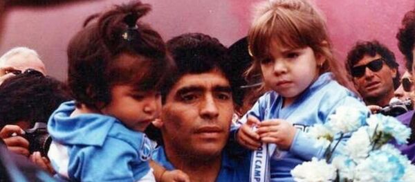 Diego Maradona con sus hijas - Sputnik Mundo