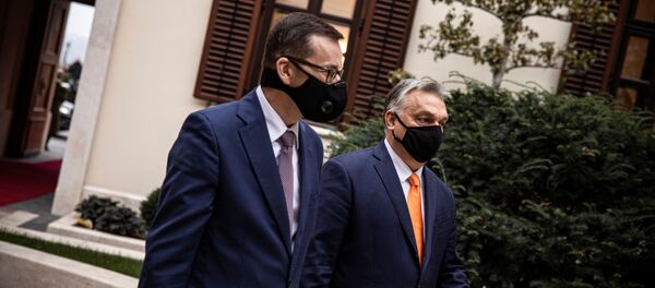 El primer ministro húngaro, Viktor Orban, y su homólogo polaco, Mateusz Morawieski - Sputnik Mundo