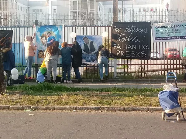 Manifestación de familiares afuera de la cárcel de San Miguel Manifestación de familiares afuera de la cárcel de San Miguel - Sputnik Mundo