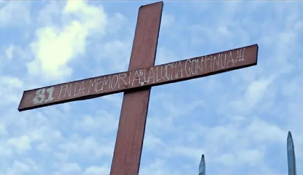 Cruz conmemorativa de la tragedia en la cárcel San Miguel Cruz conmemorativa de la tragedia en la cárcel San Miguel - Sputnik Mundo