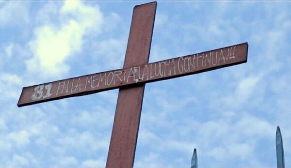 Cruz conmemorativa de la tragedia en la cárcel San Miguel  - Sputnik Mundo