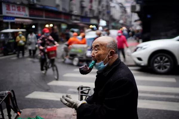 La ciudad de Wuhan, ubicada en la provincia de Hubei, en el centro de China, ha vuelto a reactivarse tras un aislamiento total y una cuarentena severa. Hoy en día, es difícil creer que solo hayan pasado unos meses de aquello, los únicos recordatorios de esos tiempos son las mascarillas en los rostros de los residentes locales y los controles sanitarios que permanecen vigentes en los lugares públicos.En la foto: Un hombre con una pipa en una de las calles de Wuhan. La ciudad de Wuhan, ubicada en la provincia de Hubei, en el centro de China, ha vuelto a reactivarse tras un aislamiento total y una cuarentena severa. Hoy en día, es difícil creer que solo hayan pasado unos meses de aquello, los únicos recordatorios de esos tiempos son las mascarillas en los rostros de los residentes locales y los controles sanitarios que permanecen vigentes en los lugares públicos.En la foto: Un hombre con una pipa en una de las calles de Wuhan. - Sputnik Mundo