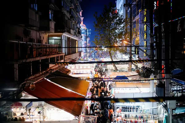 Es difícil encontrar gente sin mascarillas en el transporte público y los centros comerciales. Sin embargo, los visitantes de los clubes nocturnos y bares no las usan, tampoco mantienen la distancia social.En la foto: un mercado callejero en Wuhan. Es difícil encontrar gente sin mascarillas en el transporte público y los centros comerciales. Sin embargo, los visitantes de los clubes nocturnos y bares no las usan, tampoco mantienen la distancia social.En la foto: un mercado callejero en Wuhan. - Sputnik Mundo