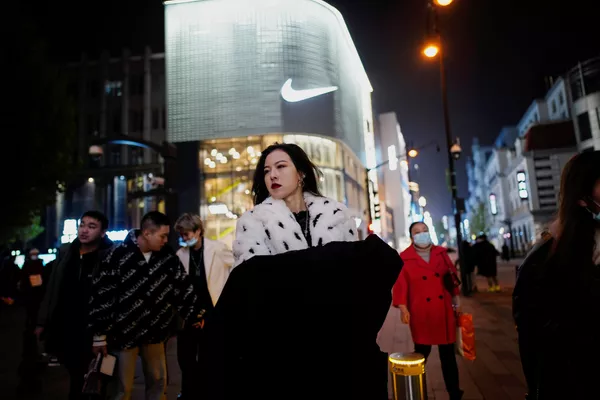 Las autoridades locales continúan vigilando y los escáneres de temperatura corporal siguen instalados en la entrada de casi todos los lugares públicos.En la foto: Los habitantes transitan una de las calles centrales de Wuhan. Las autoridades locales continúan vigilando y los escáneres de temperatura corporal siguen instalados en la entrada de casi todos los lugares públicos.En la foto: Los habitantes transitan una de las calles centrales de Wuhan. - Sputnik Mundo