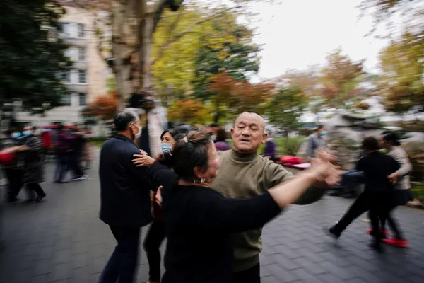 El mundo entero continúa preguntándose cómo los chinos han logrado volver a la vida normal tan rápido y por qué no tienen una segunda ola de contagios En la foto: los residentes bailan en uno de los parques de Wuhan. El mundo entero continúa preguntándose cómo los chinos han logrado volver a la vida normal tan rápido y por qué no tienen una segunda ola de contagios En la foto: los residentes bailan en uno de los parques de Wuhan. - Sputnik Mundo