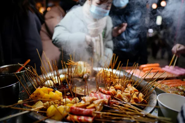 Muchos residentes de Wuhan continúan preocupados por no poder viajar durante las vacaciones de Año Nuevo como antes.En la foto: El comercio de alimentos en un mercado callejero de Wuhan. Muchos residentes de Wuhan continúan preocupados por no poder viajar durante las vacaciones de Año Nuevo como antes.En la foto: El comercio de alimentos en un mercado callejero de Wuhan. - Sputnik Mundo