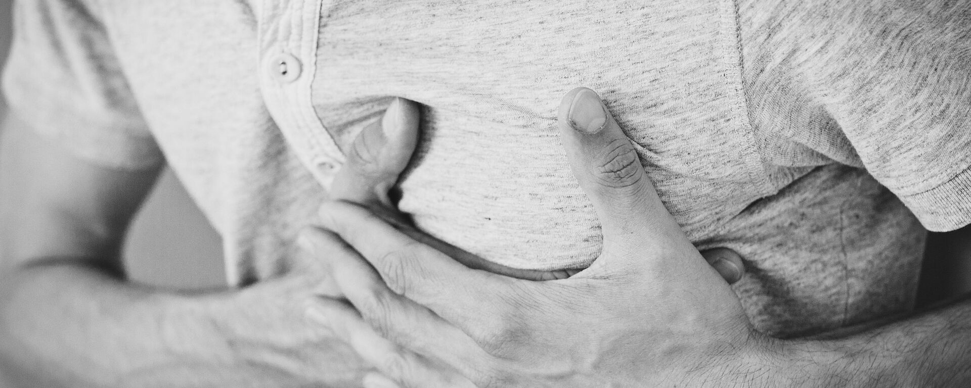 Un hombre con dolor bajo el pecho, referencial - Sputnik Mundo, 1920, 16.02.2021