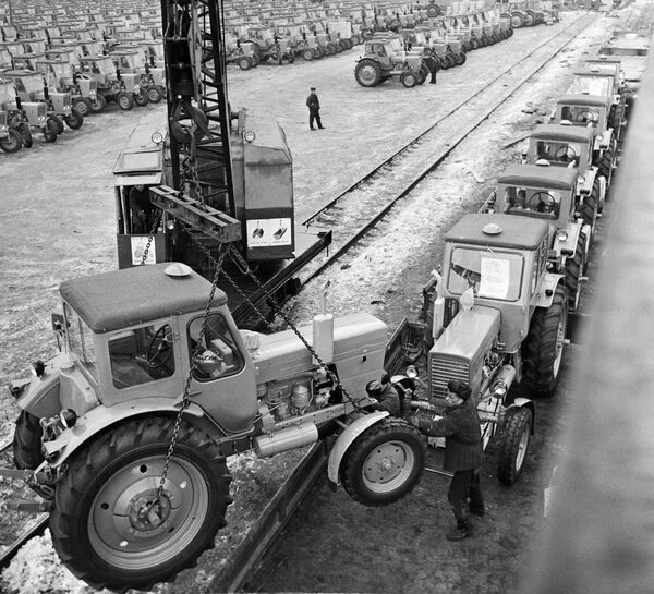 La Fábrica de tractores de Minsk  - Sputnik Mundo