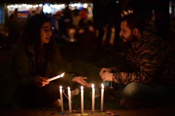 Habitantes del barrio Parkway de Bogotá celebraron el día de las velitas - Sputnik Mundo