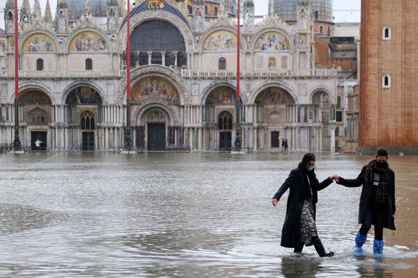 Pero esta vez el pronóstico del tiempo falló: el nivel del agua era mucho más alto de lo pronosticado y era demasiado tarde para abrir las compuertas.En la foto: la sumergida plaza de San Marcos en Venecia.  - Sputnik Mundo