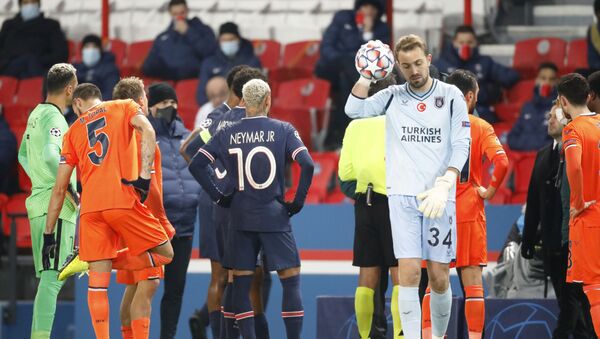 Jugadores del PSG e Istanbul Basaksehir tras el partido suspendido - Sputnik Mundo