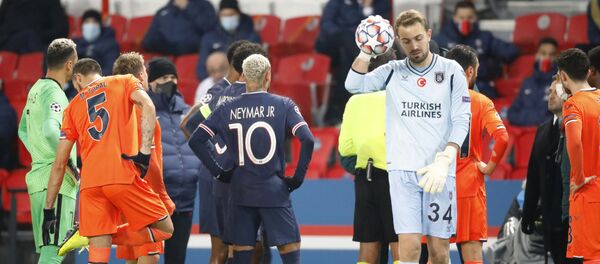 Jugadores del PSG e Istanbul Basaksehir tras el partido suspendido - Sputnik Mundo