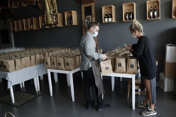 Trabajadores de la ONG World Central Kitchen preparan menús gratuitos para repartir entre el personal médico - Sputnik Mundo