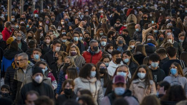  Personas caminan por una calle muy transitada en el centro de Barcelona. - Sputnik Mundo