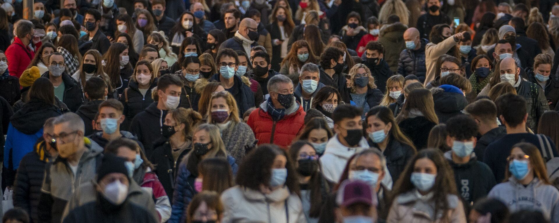  Personas caminan por una calle muy transitada en el centro de Barcelona. - Sputnik Mundo, 1920, 12.02.2021