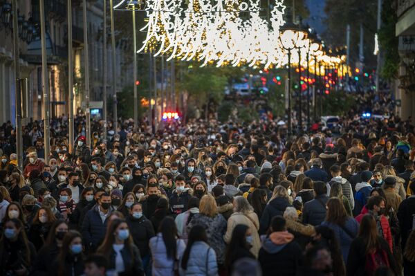 Personas caminan por una calle del centro de Barcelona. Personas caminan por una calle del centro de Barcelona. - Sputnik Mundo