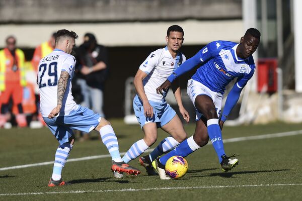 El delantero Mario Balotelli, durante un partido entre su equipo, el Brescia, y el Lazio por el campeonato italiano - Sputnik Mundo