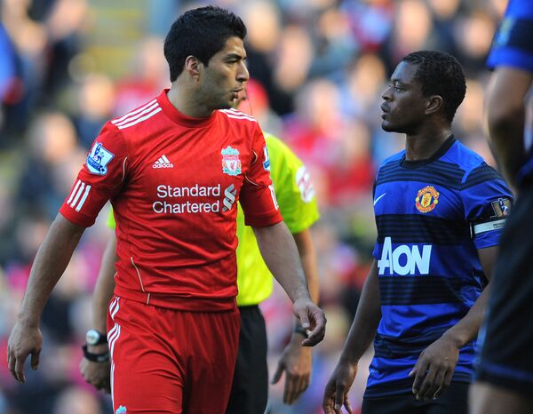 Luis Suárez y Patrice Evra durante el partido del 15 de octubre de 2011 - Sputnik Mundo