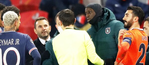 Jugadores del PSG e Istanbul Basaksehir tras el partido suspendido  - Sputnik Mundo