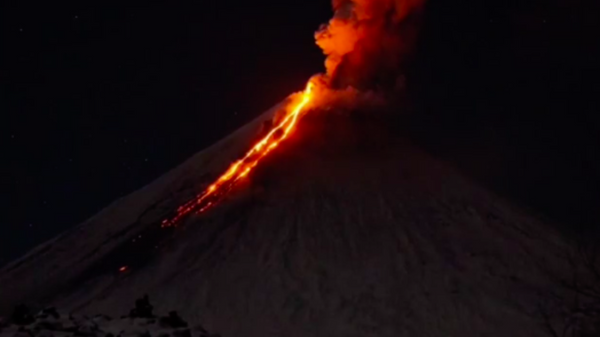 El volcán Kliuchevskói, en la península rusa de Kamchatka - Sputnik Mundo