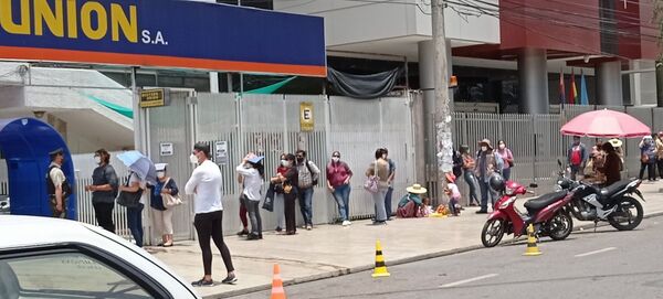 Fila para cobrar el Bono contra el Hambre en Cochabamba - Sputnik Mundo