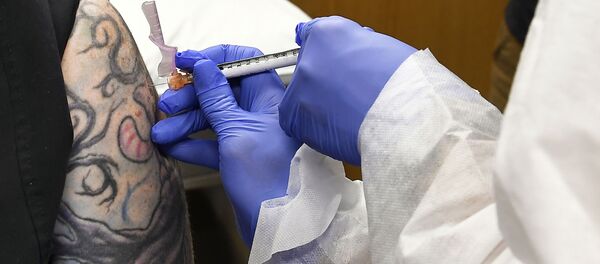 En esta foto del 27 de julio del 2020, la enfermera Kathe Olsmtead inyecta a un voluntario durante los estudios de una vacuna para el coronavirus en Binghamton, Nueva York.  - Sputnik Mundo