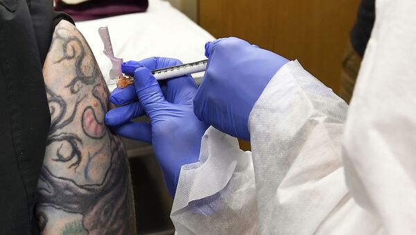 En esta foto del 27 de julio del 2020, la enfermera Kathe Olsmtead inyecta a un voluntario durante los estudios de una vacuna para el coronavirus en Binghamton, Nueva York.  - Sputnik Mundo