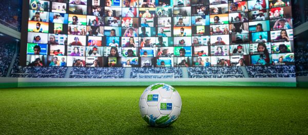 Una pelota de fútbol y una pantalla - Sputnik Mundo