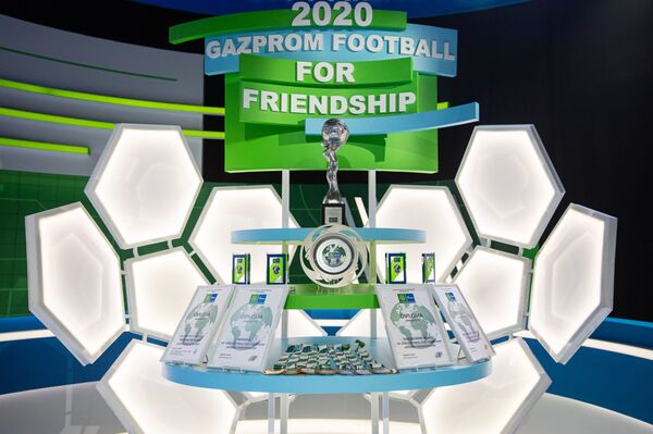 Un estand con diplomas y medallas del programa Football for Friendship - Sputnik Mundo