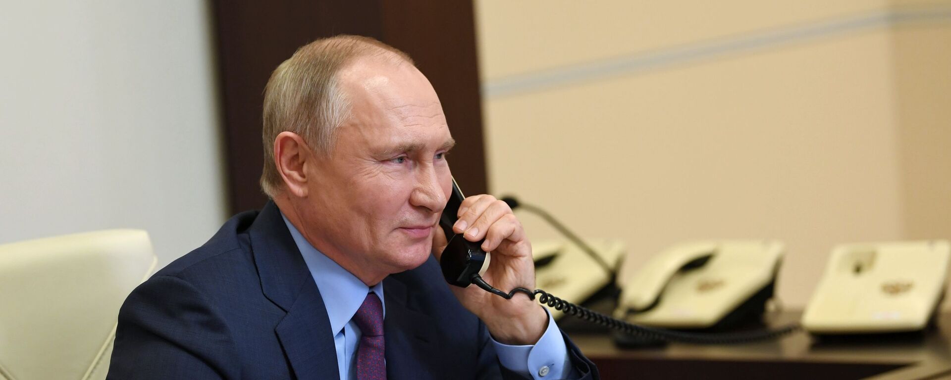 Vladímir Putin, presidente de Rusia, habla por teléfono con una veterana - Sputnik Mundo, 1920, 27.01.2025