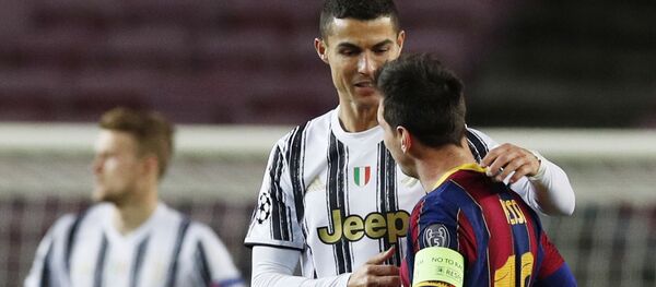 Cristiano Ronaldo y Lionel Messi durante el partido de la Juventus contra el Barcelona - Sputnik Mundo