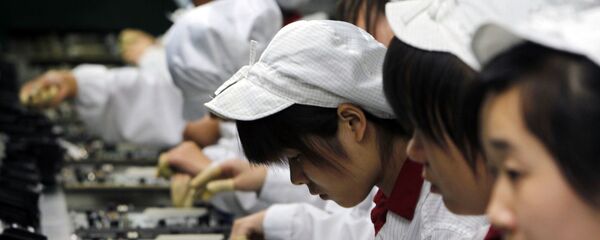 Trabajadores de la fábrica Foxconn en China (archivo) - Sputnik Mundo