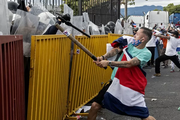 Un manifestante se enfrenta a la Policía durante las protestas contra el FMI en octubre de 2020 en Costa Rica Un manifestante se enfrenta a la Policía durante las protestas contra el FMI en octubre de 2020 en Costa Rica - Sputnik Mundo