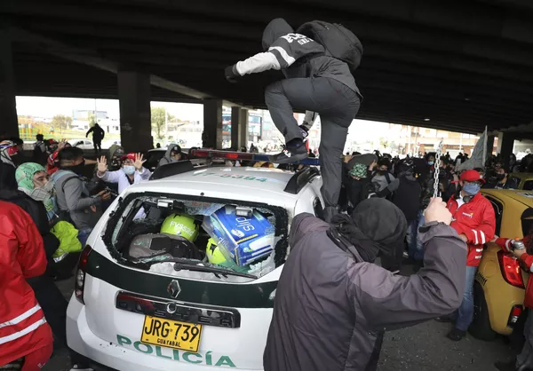 Manifestantes avanzan sobre un coche de Policía durante una manifestación en noviembre de 2020 Manifestantes avanzan sobre un coche de Policía durante una manifestación en noviembre de 2020 - Sputnik Mundo