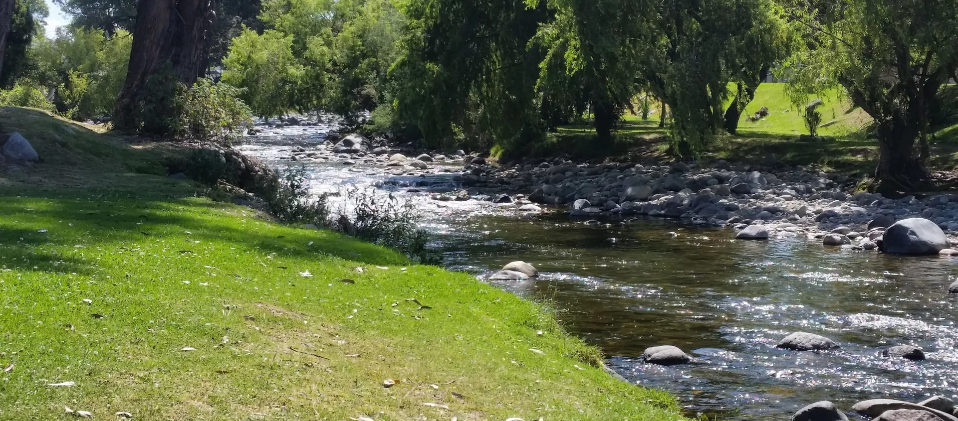 Río Tomebamba, que cruza la ciudad ecuatoriana de Cuenca de occidente a oriente Río Tomebamba, que cruza la ciudad ecuatoriana de Cuenca de occidente a oriente - Sputnik Mundo, 1920, 11.12.2020