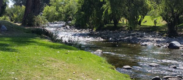 Río Tomebamba, que cruza la ciudad ecuatoriana de Cuenca de occidente a oriente - Sputnik Mundo
