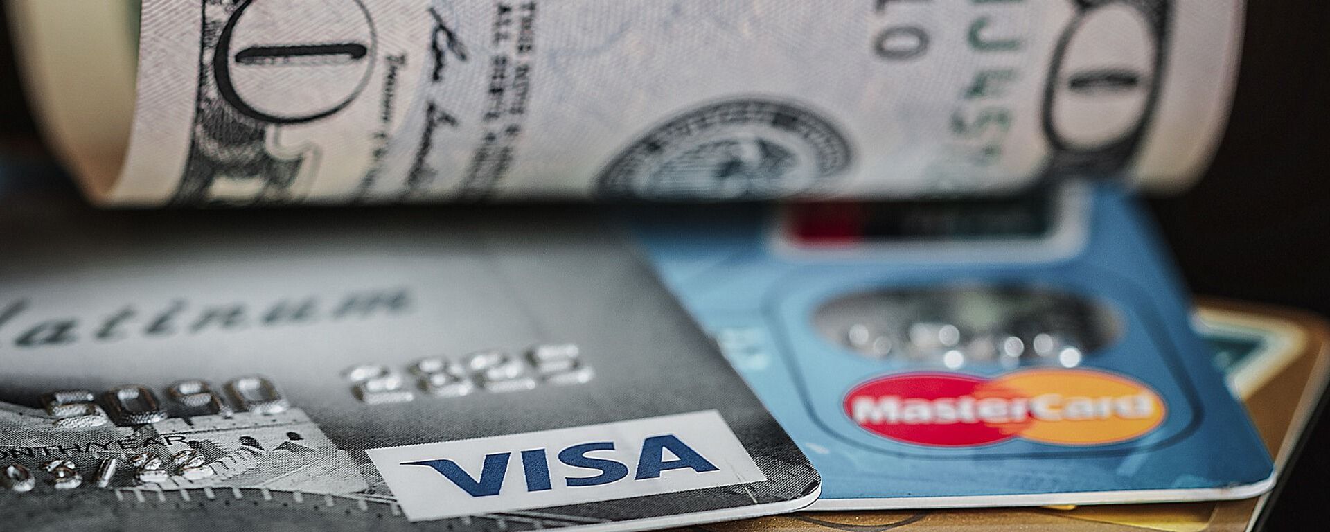 Unas tarjetas de crédito y unos dólares - Sputnik Mundo, 1920, 11.12.2020