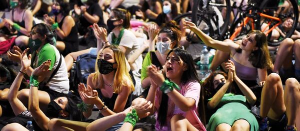 Protestas en Argentina durante los debates de la legalización de abortos - Sputnik Mundo