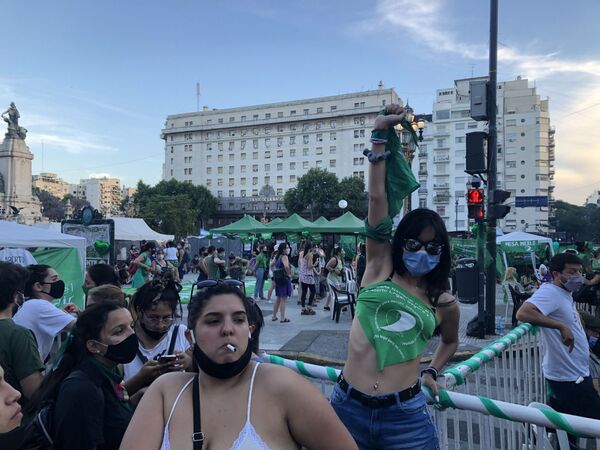 La marcha de pañuelos verdes en Argentina que apoyan la legalización del aborto La marcha de pañuelos verdes en Argentina que apoyan la legalización del aborto - Sputnik Mundo