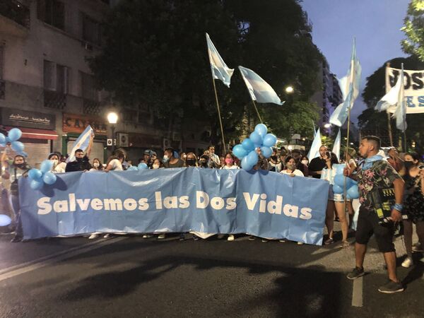 La manifestación de pañuelos celestes en Argentina, opositores a la legalización del aborto La manifestación de pañuelos celestes en Argentina, opositores a la legalización del aborto - Sputnik Mundo