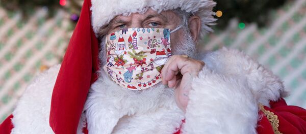 Адвокат в костюме Санты в торговом центре Bay Terrace в Нью-Йорке  - Sputnik Mundo