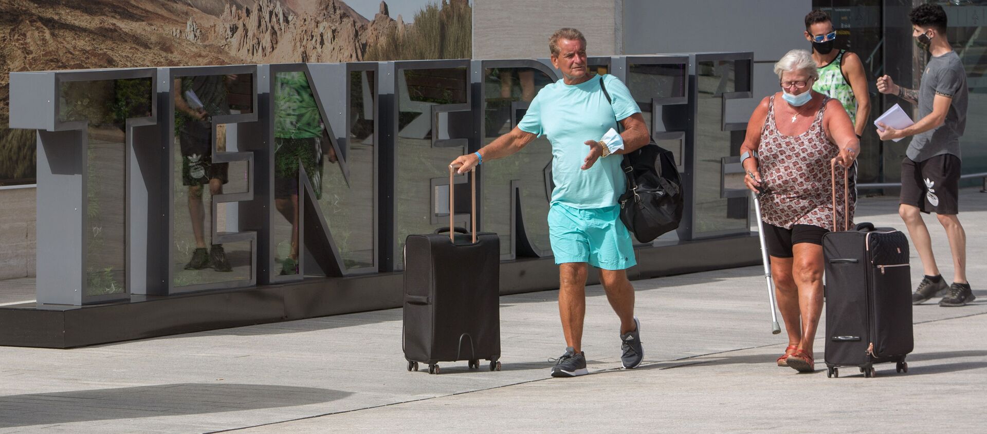 Turistas británicos llegan al Aeropuerto Internacional Reina Sofía en Tenerife. 28 de julio de 2020. - Sputnik Mundo, 1920, 11.12.2020